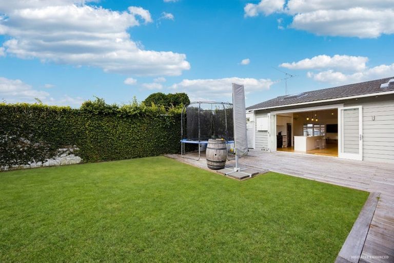 Photo of property in 9 Ocean View Road, Hillcrest, Auckland, 0627