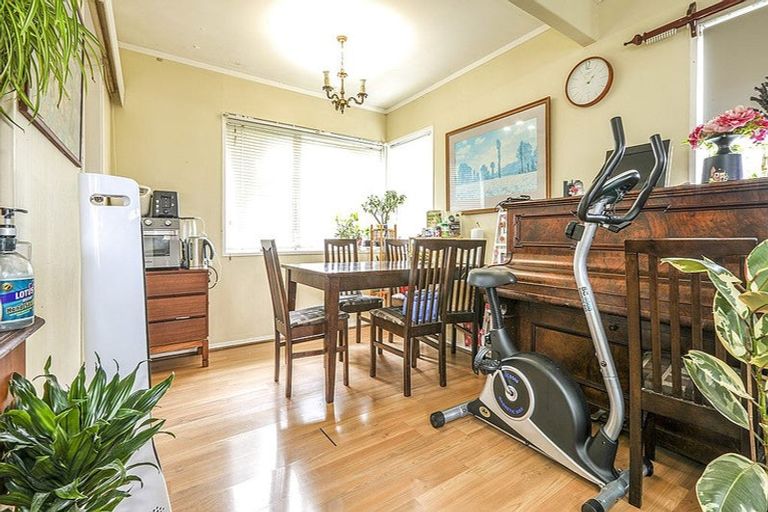 Photo of property in 2/12 Ballater Place, Highland Park, Auckland, 2010