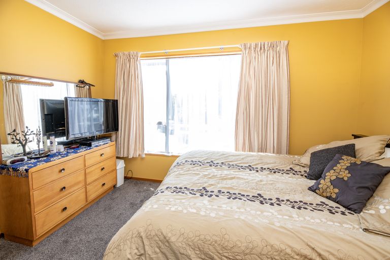 Photo of property in 10 Pyatt Place, Redwood, Christchurch, 8051
