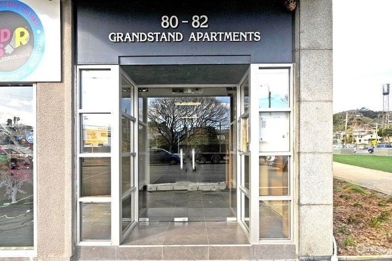 Photo of property in Grandstand Apartments, 37/80 Kent Terrace, Mount Victoria, Wellington, 6011