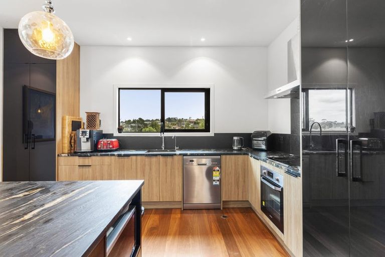 Photo of property in 2 Sunvista Avenue, Oteha, Auckland, 0632