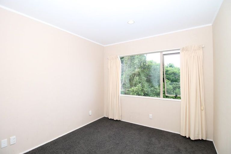 Photo of property in 2/49 Ribbonwood Crescent, Goodwood Heights, Auckland, 2105