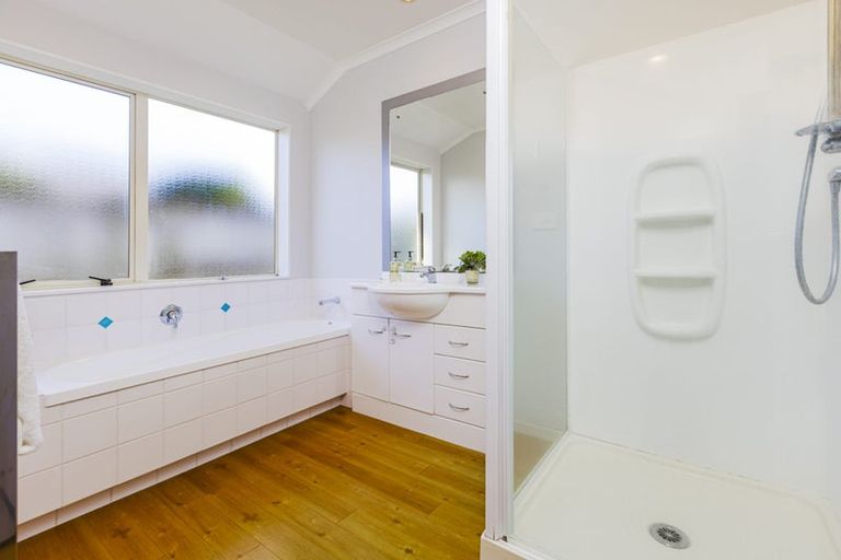 Photo of property in 35 Croftview Road, Wattle Downs, Auckland, 2103