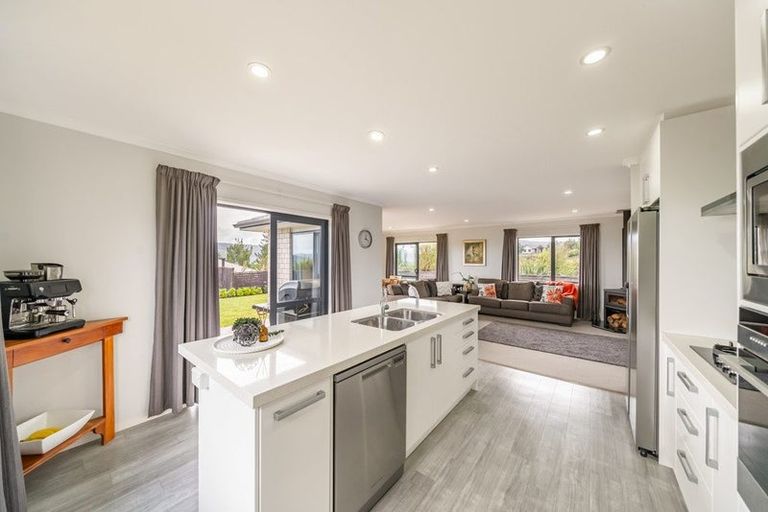 Photo of property in 5 Mckenzie Way, Timberlea, Upper Hutt, 5018