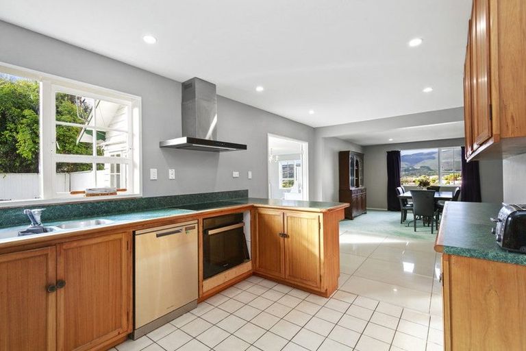 Photo of property in 7 Saint Hildas Glade, Tawa, Wellington, 5028
