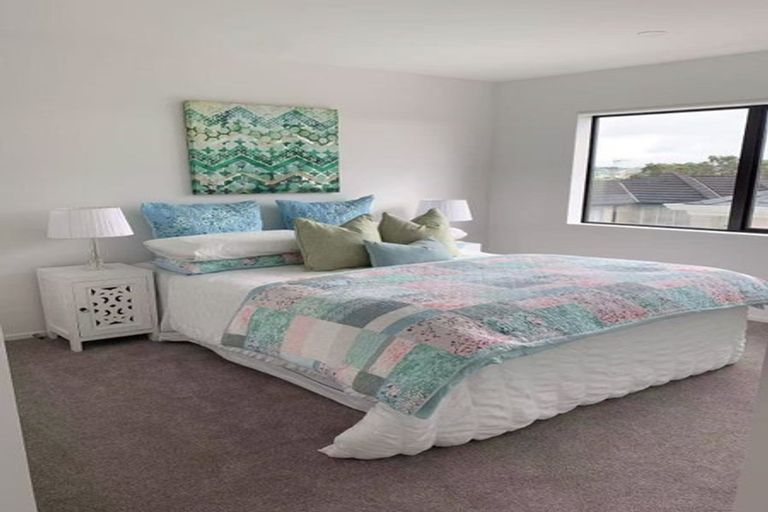 Photo of property in 142a Luckens Road, West Harbour, Auckland, 0618