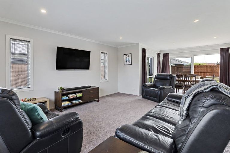 Photo of property in 12 Austin Reid Avenue, Carterton, 5713