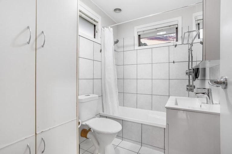 Photo of property in 20 Glen Marine Parade, Glendene, Auckland, 0602