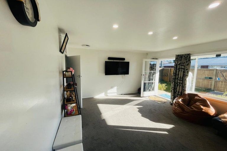 Photo of property in 2/9 Curletts Road, Sockburn, Christchurch, 8042