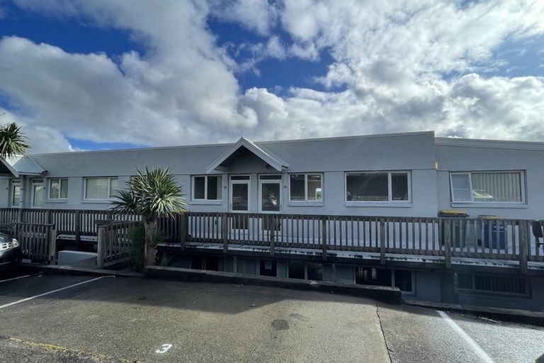 Photo of property in 5/242 Great North Road, Henderson, Auckland, 0612