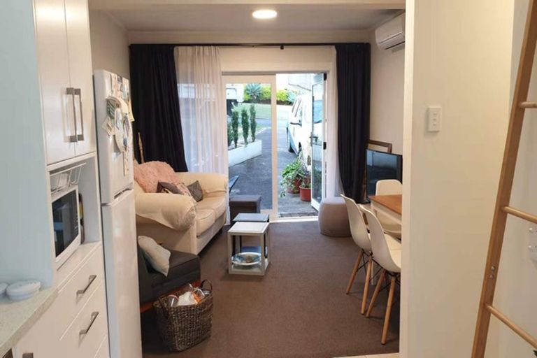 Photo of property in 3/2 Scarboro Terrace, Murrays Bay, Auckland, 0630