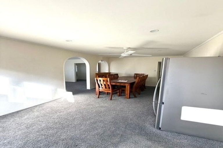 Photo of property in 261 Wairau Road, Totara Vale, Auckland, 0627