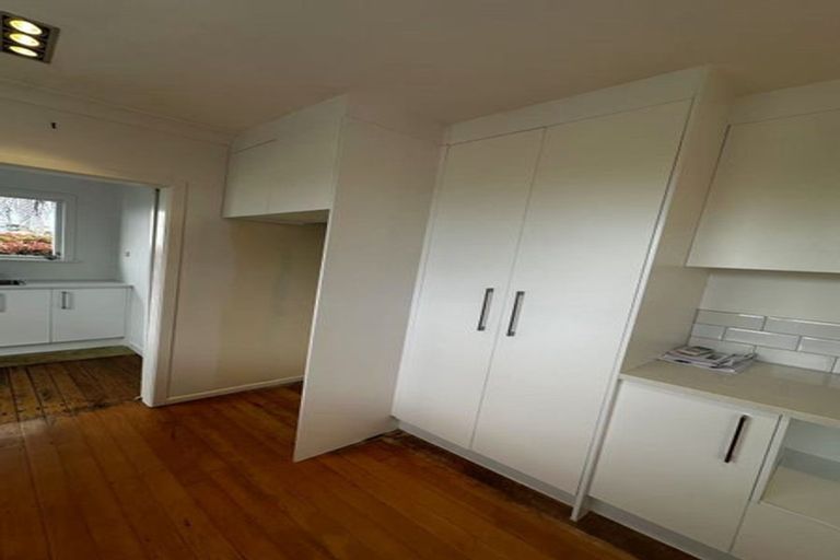 Photo of property in 120 Ennis Avenue, Pakuranga Heights, Auckland, 2010