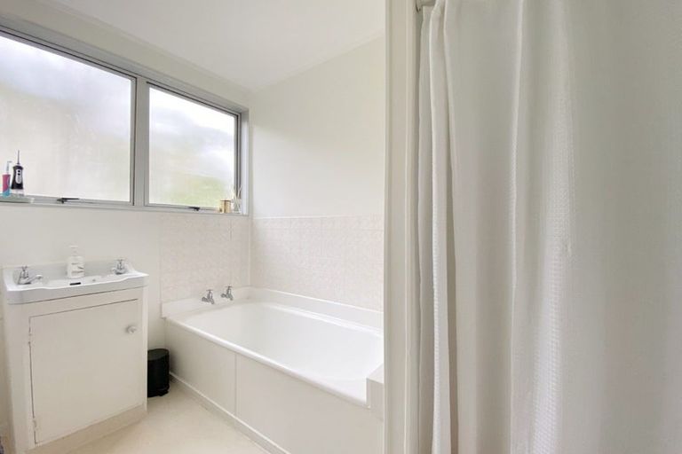 Photo of property in 10 Eastglen Road, Glen Eden, Auckland, 0602