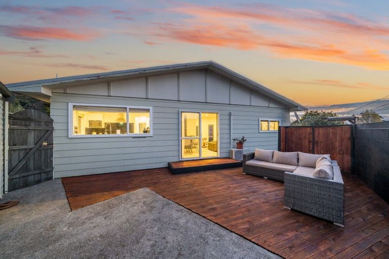 Photo of property in 5 Edelweiss Grove, Timberlea, Upper Hutt, 5018