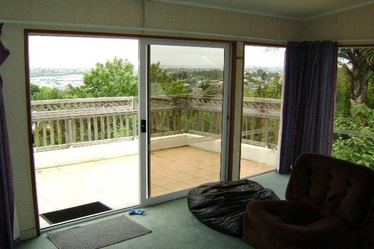 Photo of property in 635 Glenfield Road, Totara Vale, Auckland, 0629