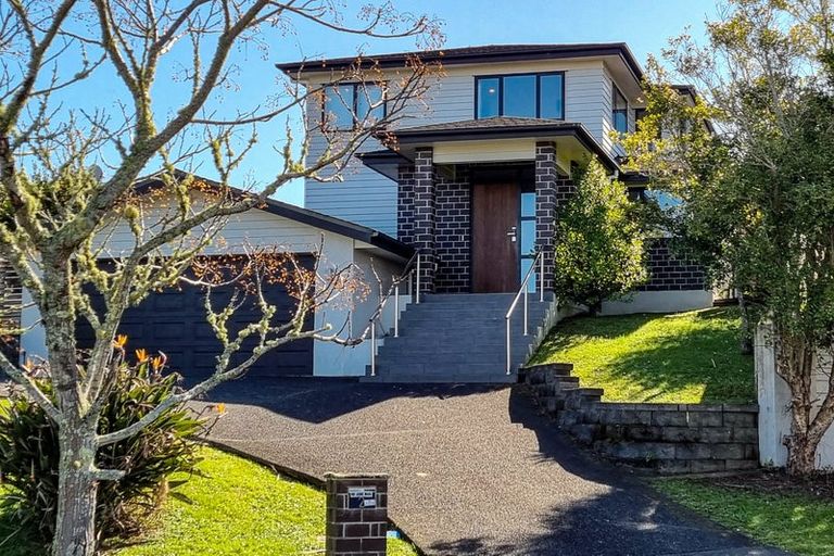 Photo of property in 2 Bintulu Place, Fairview Heights, Auckland, 0632