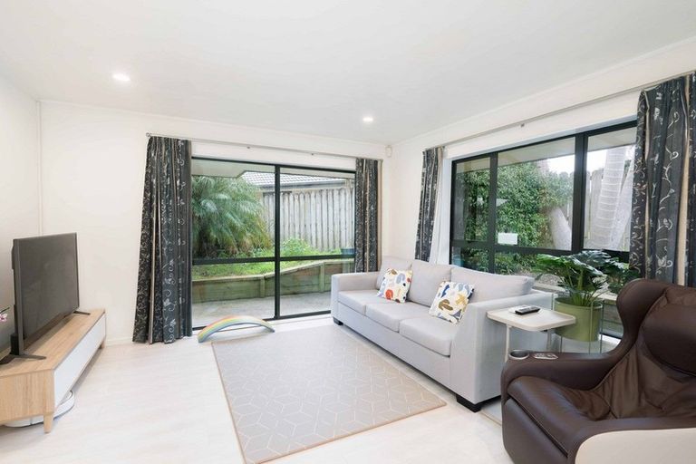 Photo of property in 8 Frank Bunce Grove, Flat Bush, Auckland, 2019