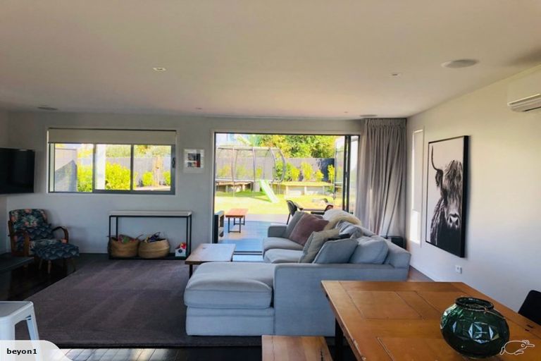 Photo of property in 560 Beach Road, Rothesay Bay, Auckland, 0630