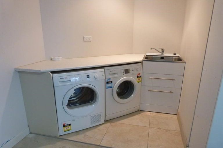 Photo of property in 12 Barnsley Place, Henderson, Auckland, 0612