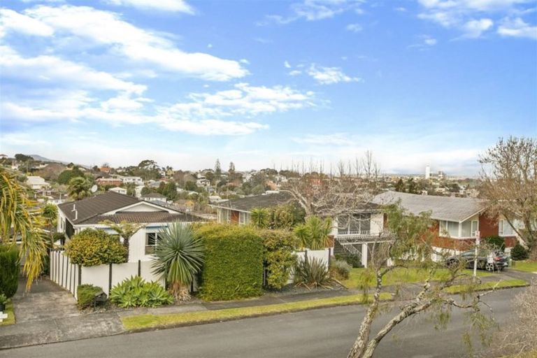Photo of property in 18 Ravenwood Drive, Forrest Hill, Auckland, 0620