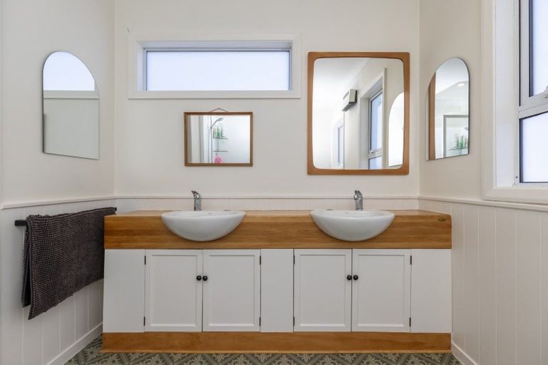 Photo of property in 11 Tiromoana Road, Raumati South, Paraparaumu, 5032