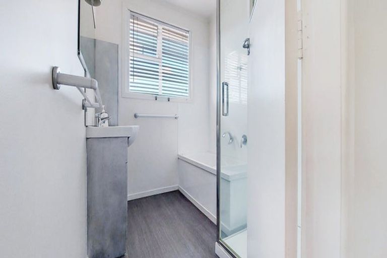 Photo of property in 31 Covil Avenue, Te Atatu South, Auckland, 0610