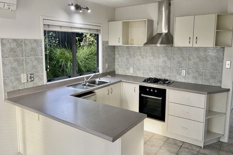 Photo of property in 2/90 Pupuke Road, Hillcrest, Auckland, 0627