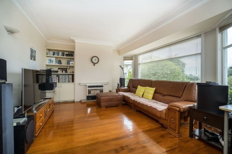 Photo of property in 1/3 Tui Glen Road, Birkenhead, Auckland, 0626