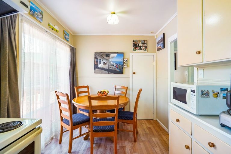 Photo of property in 43 Taupo Street, Green Bay, Auckland, 0604