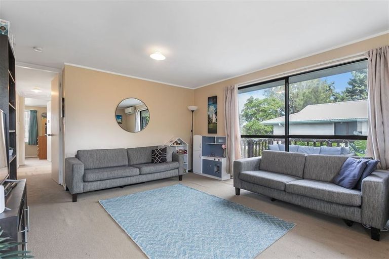 Photo of property in 7 Hueglow Rise, West Harbour, Auckland, 0618