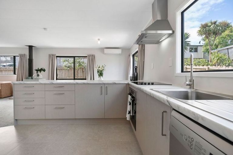 Photo of property in 1/11 Kupari Place, Totara Vale, Auckland, 0629