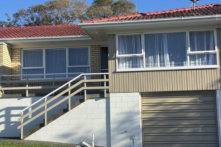 Photo of property in 3/2 Longbill Place, Glendene, Auckland, 0602