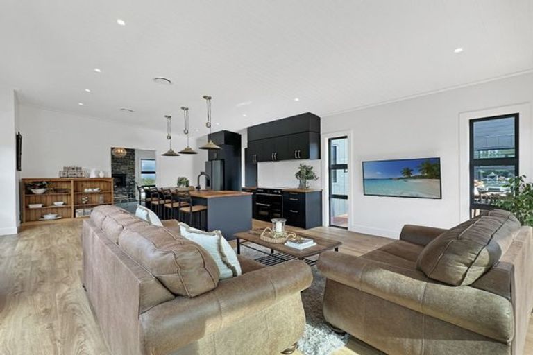 Photo of property in 8 Broadleaf Way, Kinloch, Taupo, 3377