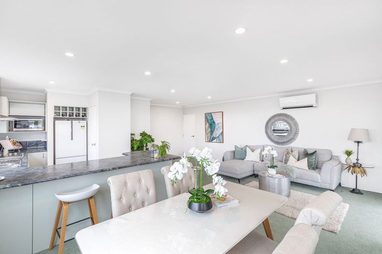 Photo of property in 2/555 Glenfield Road, Glenfield, Auckland, 0629