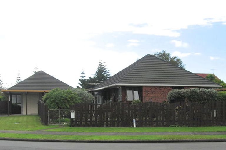 Photo of property in 2/4 Tomintoul Place, Highland Park, Auckland, 2010