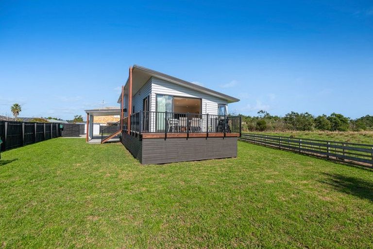 Photo of property in 30 Aitkenhead Court, Parakai, 0830