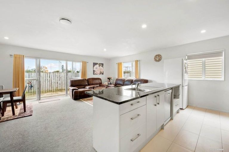 Photo of property in 30 Popokatea Drive, Takanini, 2112