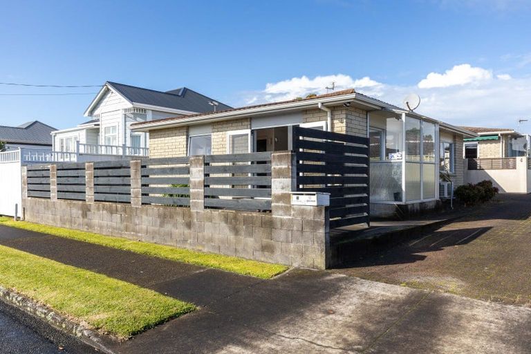 Photo of property in 3/10 Karamu Street, Strandon, New Plymouth, 4312