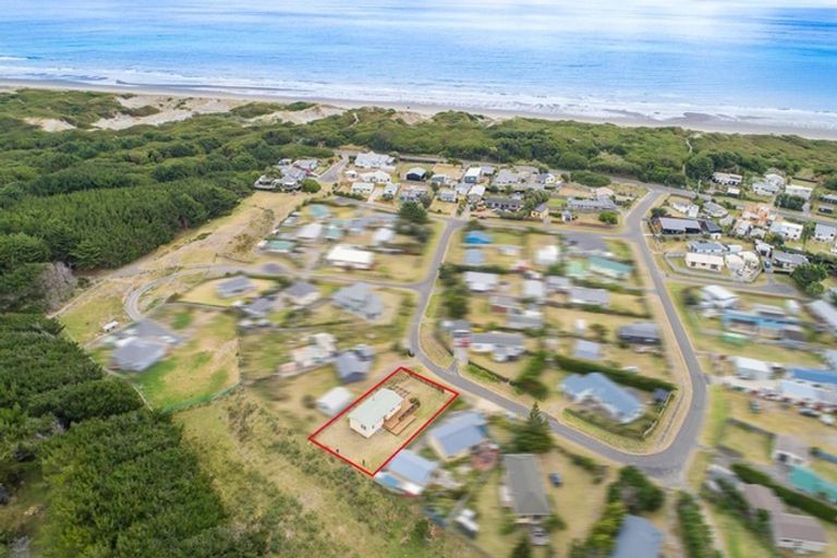 Photo of property in 37 Te Kiri Street, Himatangi Beach, Foxton, 4891