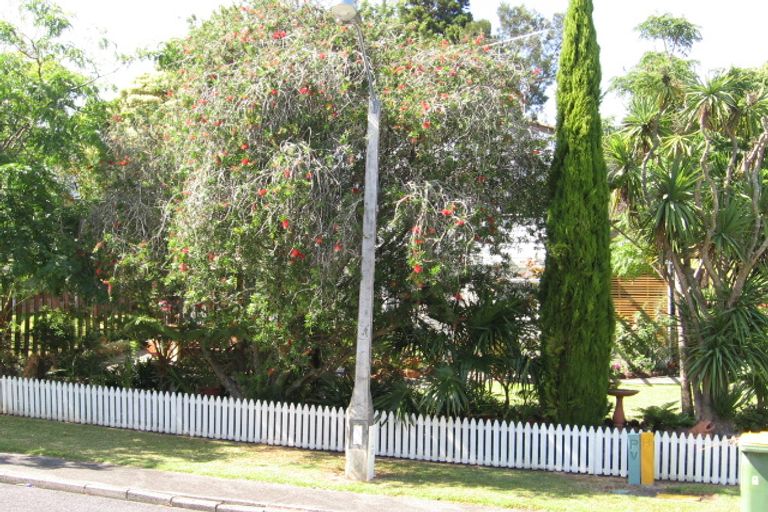 Photo of property in 2/5 Oldham Place, Browns Bay, Auckland, 0630