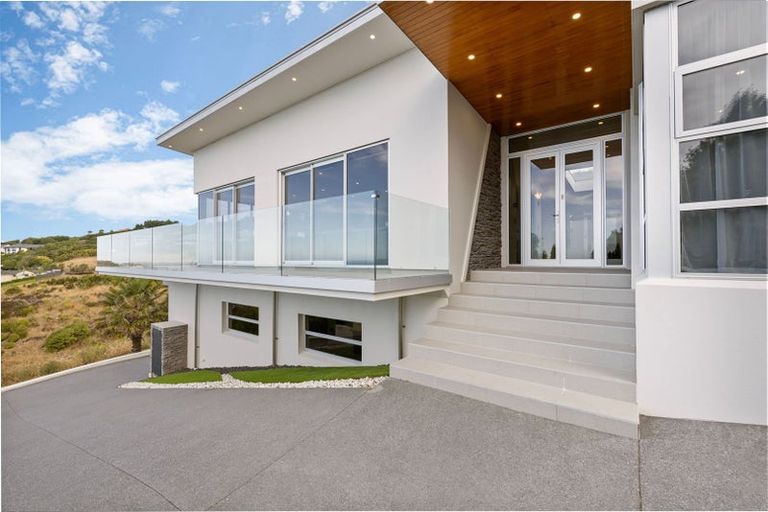 Photo of property in 4 Law Lane, Mount Pleasant, Christchurch, 8081