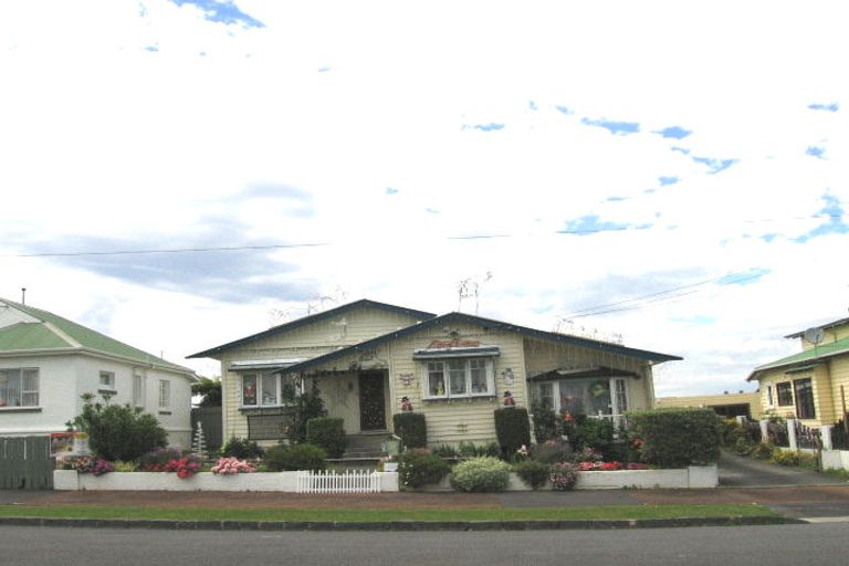 Photo of property in 58 Miller Street, Point Chevalier, Auckland, 1022
