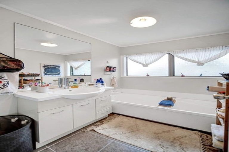 Photo of property in 424 Roscommon Road, Clendon Park, Auckland, 2103