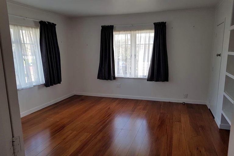 Photo of property in 176 Beach Haven Road, Beach Haven, Auckland, 0626