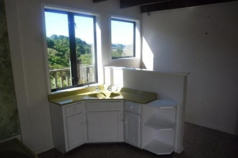 Photo of property in 1 Landing Road, Titirangi, Auckland, 0604