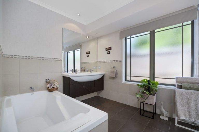 Photo of property in 23 Inverness Drive, Pyes Pa, Tauranga, 3112