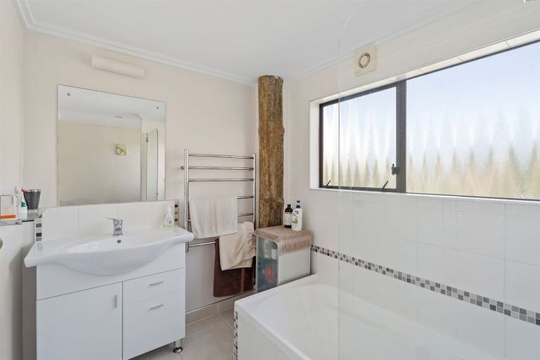 Photo of property in 58 D'oyly Drive, Stanmore Bay, Whangaparaoa, 0932