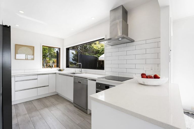 Photo of property in 2/86 Seaview Road, Castor Bay, Auckland, 0620