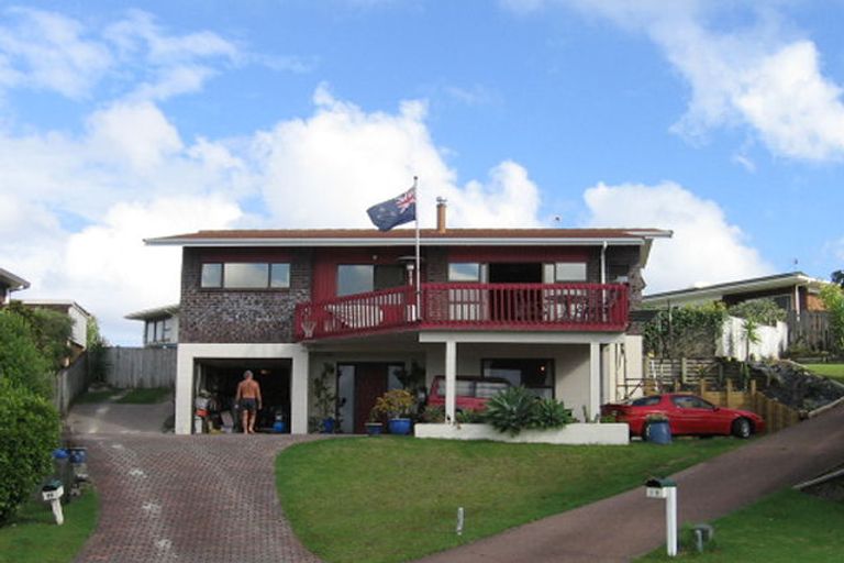 Photo of property in 20 Flagstaff Place, Massey, Auckland, 0614